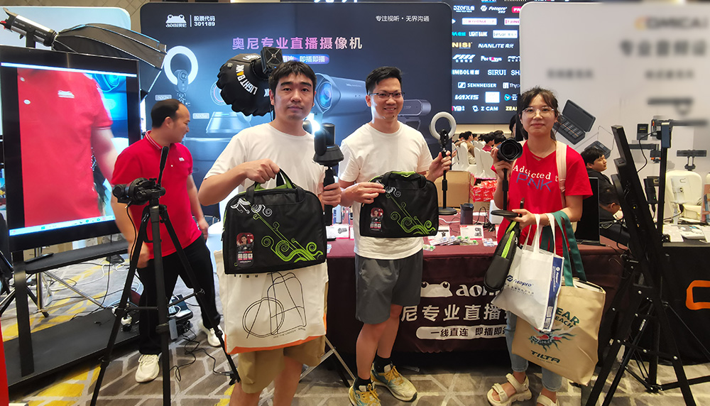 奧尼直播攝像機(jī)客戶體驗(yàn)獲獎(jiǎng)合影07.jpg